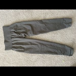 NVGTN Olive Solid Seamless
Leggings